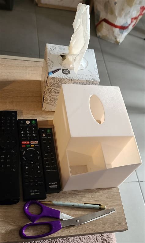 Tissue box with TV remote support / Boite à mouchoir avec support pour télécommande by ...