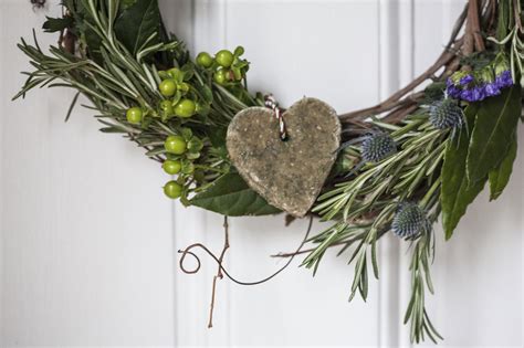 How To Make Your Own Fresh Rosemary Wreath – Herbal Academy