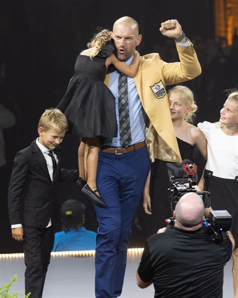 Browns icon Joe Thomas turns Hall of Fame enshrinement speech into tribute to family, fans