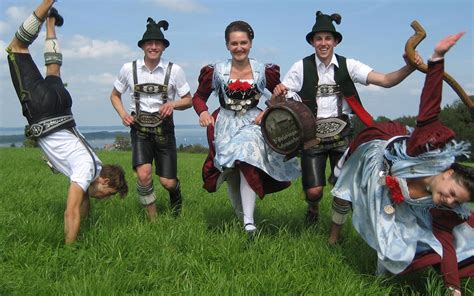 Chiemgauer #Tracht #Trachtenfotos #Dirndl #Lederhosen See more on Trachtenfotos @ Facebook www ...