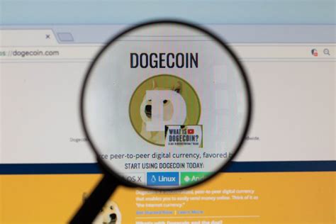 Dogecoin logo on a computer screen with a magnifying glass - Creative Commons Bilder