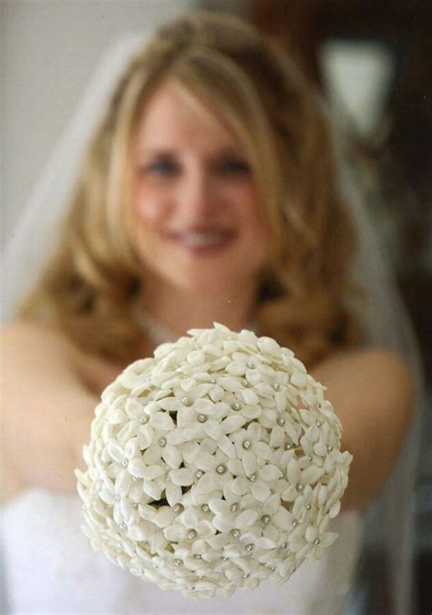 Bride's Round Posy Of White Stephanotis~~ | Bouquets de mariage blanc, Bouquet de mariage ...