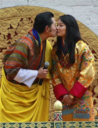 Bhutan king and queen share first public kiss | Honolulu Star-Advertiser