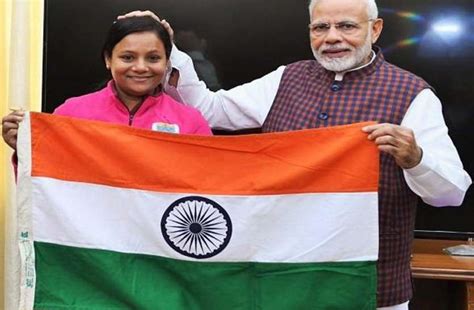 PM Narendra Modi Applause National Flag To Mountaineer Arunima Sinha - पीएम मोदी ने पर्वतारोही ...