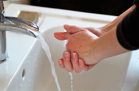 Where Europeans wash their hands after using the Toilet (infographic) | protothemanews.com