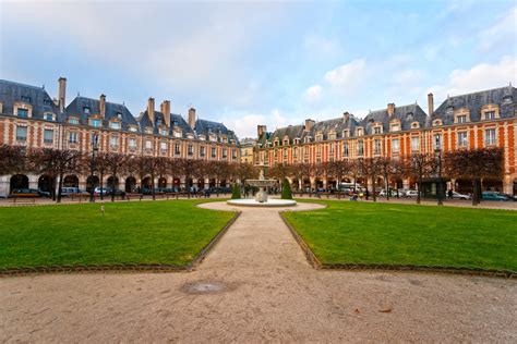 Place des Vosges: conheça a praça planejada mais antiga de Paris