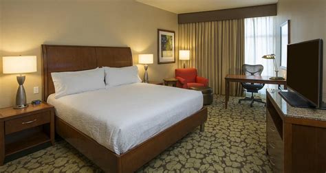 Hilton Garden Inn Alexandria Old Town National Harbor Rooms: Pictures ...