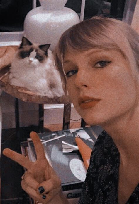 Taylor Swift Cats Benjamin Button – Idalias Salon