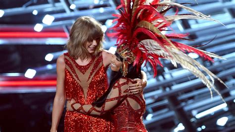 Watch Nicki Minaj and Taylor Swift Hug it Out During VMA Performance | Vanity Fair