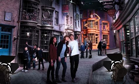 Warner Bros. Studio Tour - The Making of Harry Potter from Central London