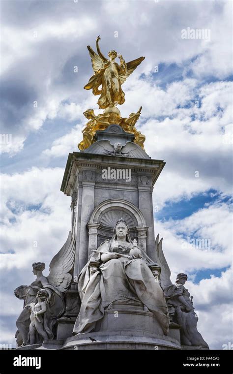 Queen Victoria Memorial Statue, opposite Buckingham Palace, London ...