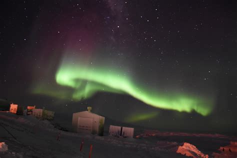 Another Aurora photo this time over Scott Base : r/antarctica