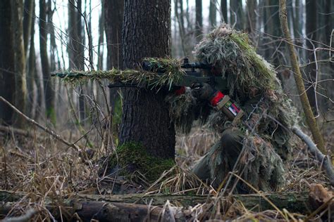 숲에서 소총 범위를 노리는 군인 저격수 · 무료 스톡 사진
