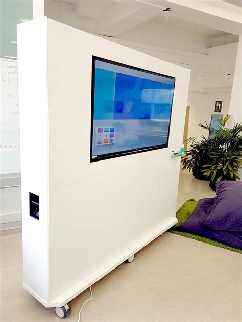 Whiteboard and digital TV screen and on wheels? No problem! Flexible ...