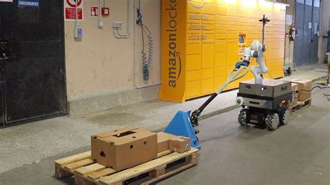 A Collaborative Robotic Approach to Autonomous Pallet Jack Transportation and Positioning - YouTube