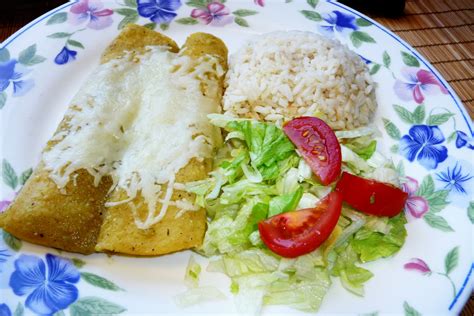 Green Enchiladas (Enchiladas Suizas) ~ Easy Cooking