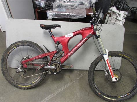 RED SANTA CRUZ DUAL SUSPENSION MOUNTAIN BIKE