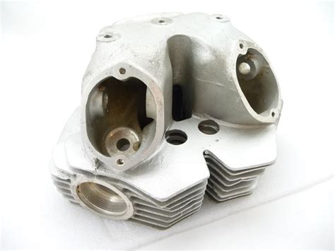 Norton Commando 750 Combat cylinder head (06-4097) | twins - engine parts | obsoletebikeparts.com