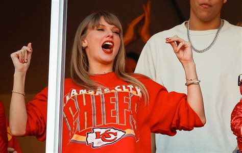 Taylor Swift isn't a "spoiled musician", says Travis Kelce's dad - Cream Music Magazine