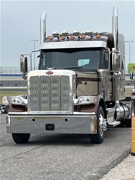 Peterbilt Model 589 adds new amenities to classic style - Diesel Progress