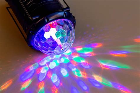 Shines a flashlight with colored rays - Creative Commons Bilder