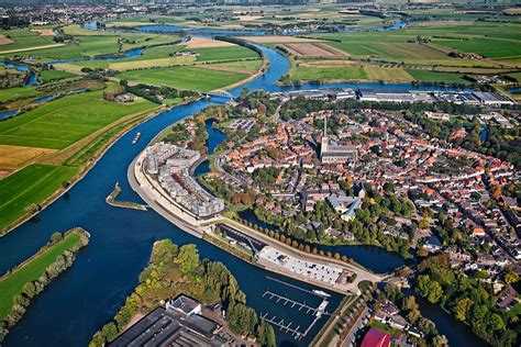 Luchtfoto van Doesburg aan de IJssel rivier van Frans Lemmens op canvas, behang en meer ...