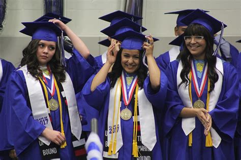 Warden says goodbye to class of 2017 | Columbia Basin Herald