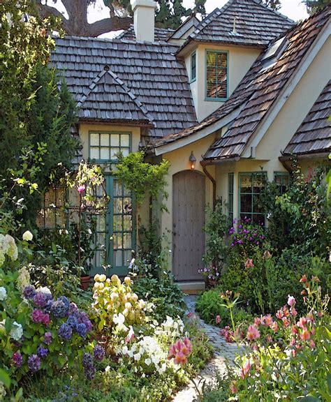 Pin by TAM on ƓARDEN ℂharm | Cottage garden, English cottage garden ...