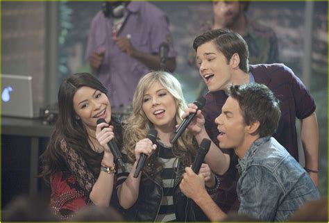 Full Sized Photo of carly freddie reveal where sam is in icarly reboot ...