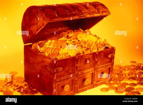 Treasure chest full of gold coins Stock Photo - Alamy