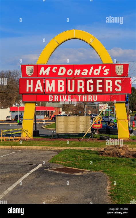 Mcdonalds golden arch sign hi-res stock photography and images - Alamy