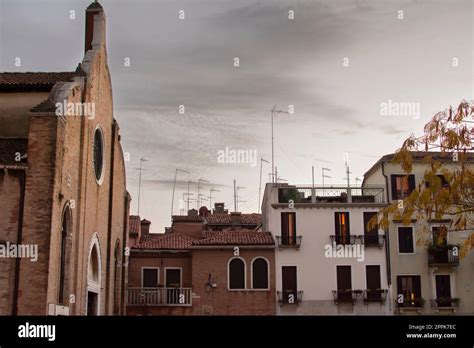 Old-fashioned TV antenna's on residential building rooftops in Venice ...