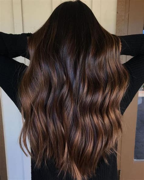 50 cheveux bruns foncés avec des idées de points forts pour 2020 | Brown hair with highlights ...