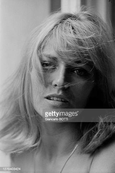 L'actrice française Nathalie Delon chez elle à Paris en mai 1966,... News Photo - Getty Images