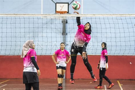 LATIHAN TIM BOLA VOLI INDOOR PUTRI JABAR | ANTARA Foto