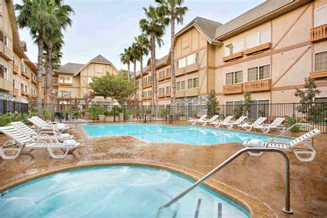 Hotel Hot Tub Suites Near Riverside CA - In-Room Spa Tubs from $128