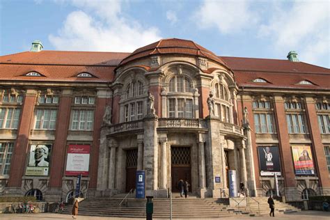 Hamburg Museum Ticket and Guidebook - Guest in a city