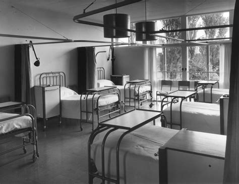 Nuffield House, Musgrave Park Hospital, Belfast: a six-bed ward | RIBA pix