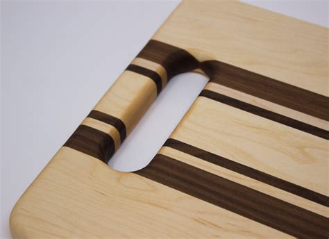 Maple and Walnut with Handle Cutting Board – Rockford Woodcrafts