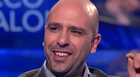 Checco Zalone parla di Povia e di omosessualità: “Agghiacciante la sua canzone. Volevo prenderlo ...