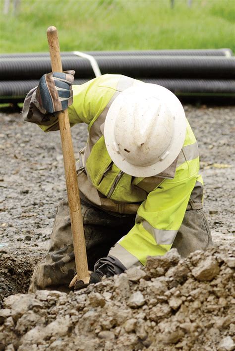 Safe hand-digging techniques – National Grid Safety