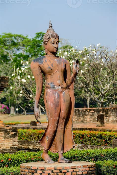 Statue in temple 14446781 Stock Photo at Vecteezy