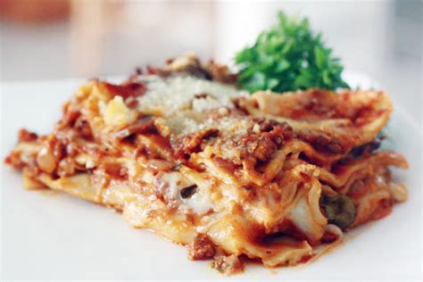 Lasagna with Béchamel Sauce Recipe - (4.1/5)