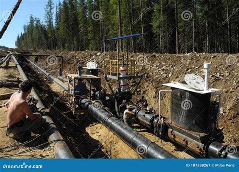 Construction Site of Oil Pipeline Editorial Photography - Image of power, metal: 107398267