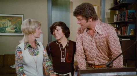 Watch The Brady Bunch Season 4 Episode 17: The Brady Bunch - Bobby's Hero – Full show on ...