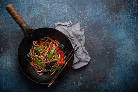 Premium Photo | Asian stir fry noodles with vegetables in black wok pan ...