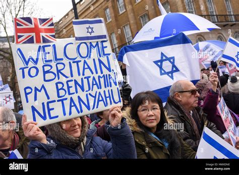 London, UK. 6th Feb, 2017. Pro-Israel protesters demonstrating opposite ...