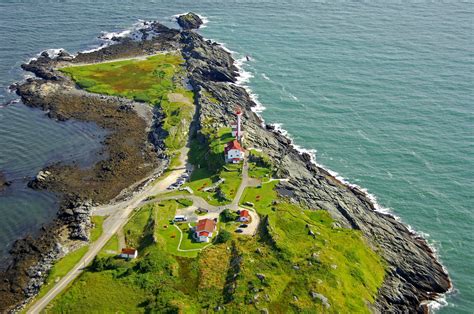 Cape Forchu Lighthouse in Yarmouth, NS, Canada - lighthouse Reviews ...