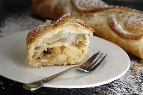 How to Make an Easy Fruit Strudel With Puff Pastry | Recipe | Strudel ...