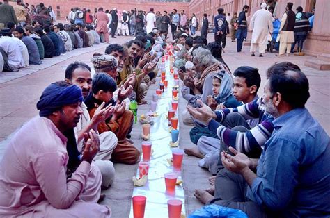 A large number of people offering dua before Azan-e-Maghrib to break their fast at Badshahi Mosque